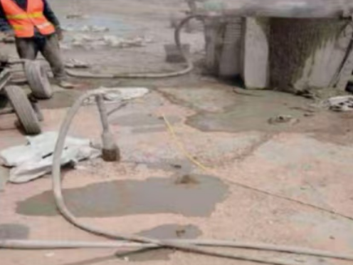 召陵水泥混凝土路面板底注浆技术 路面脱空注浆整治方案